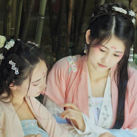 綠陰樹下閨蜜頭像，唯美古風(fēng)女子頭像
