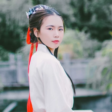 白衣帶折扇女生頭像，唯美古風(fēng)真人頭像