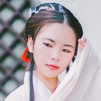 白衣帶折扇女生頭像，唯美古風(fēng)真人頭像
