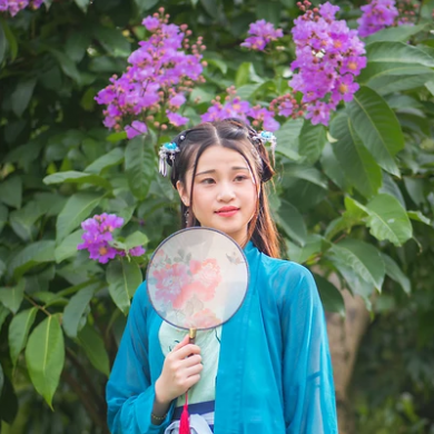 藍(lán)衣帶團(tuán)扇女生頭像，唯美古風(fēng)女子真人頭像