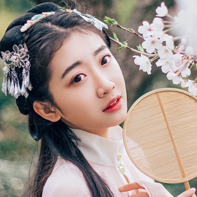 桃花樹下古風(fēng)頭像，唯美古風(fēng)粉衣女子真人頭像