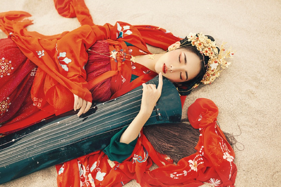 大漠黃沙嫁衣紅裳女子頭像，古風(fēng)艷麗真人頭像