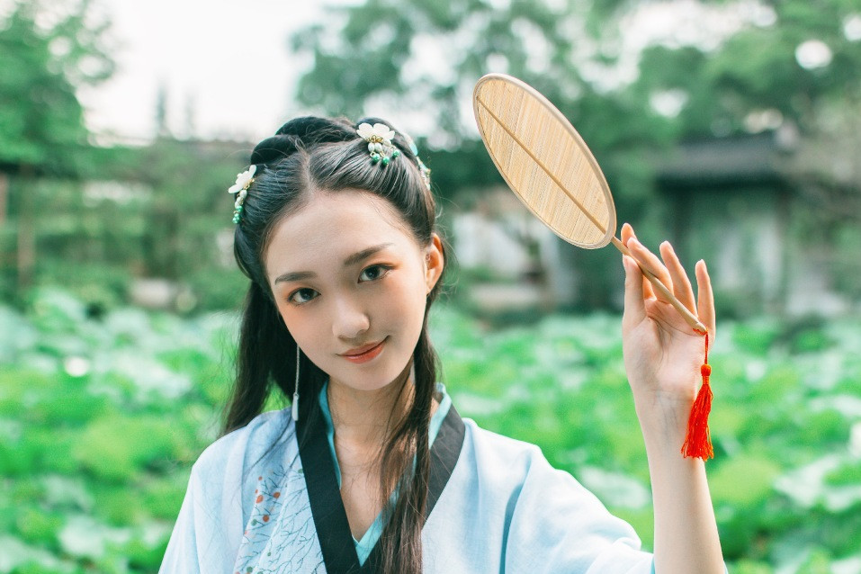 清荷滿塘綠衣小姑娘古風(fēng)頭像，愜意唯美女生頭