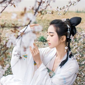 櫻花樹(shù)下古風(fēng)女子頭像，真人古風(fēng)頭像大全