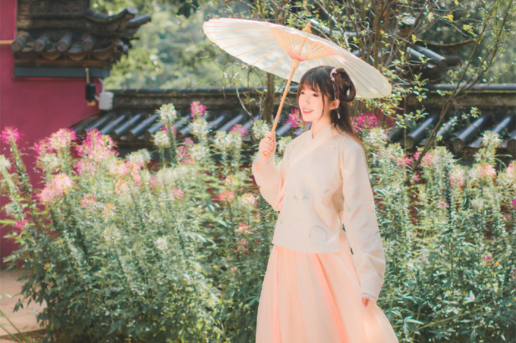 庭院花間漢服少女頭像，古風(fēng)真人唯美qq頭像