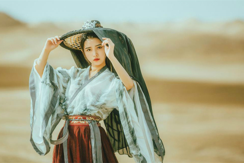 大漠孤煙古風女子真人頭像，唯美女生qq頭像