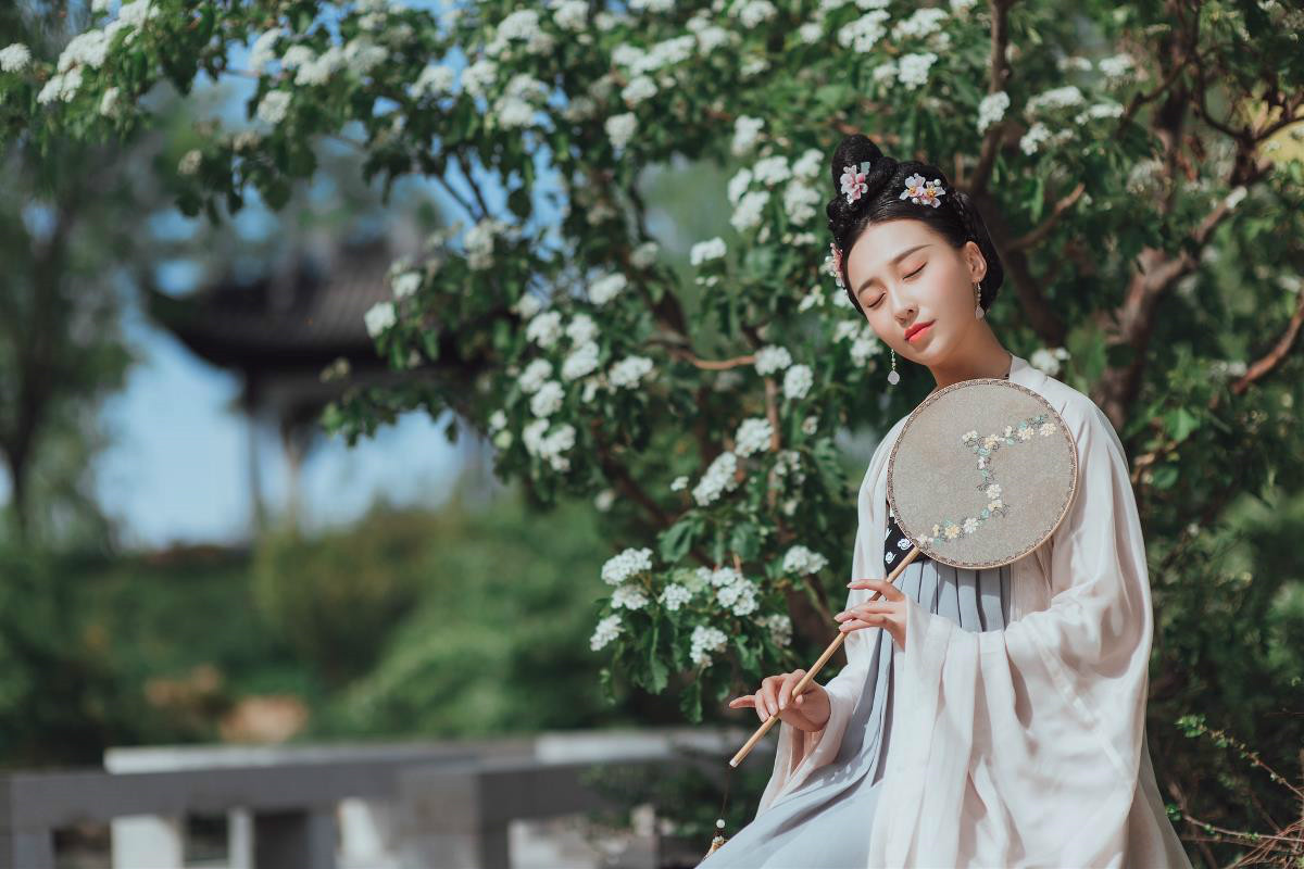 深深庭院美人古風(fēng)頭像，漢服真人頭像qq頭像