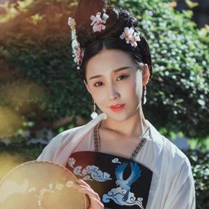 深深庭院美人古風(fēng)頭像，漢服真人頭像qq頭像