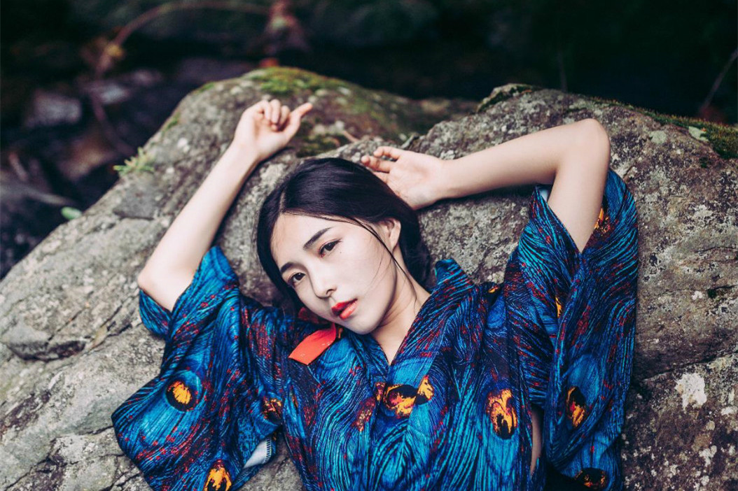 林間溪水靈氣女子頭像，唯美古風(fēng)頭像真人