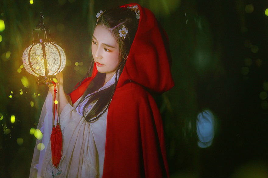 夜深庭間女子古風(fēng)頭像大全，紅斗篷美人qq頭像