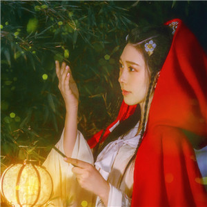 夜深庭間女子古風(fēng)頭像大全，紅斗篷美人qq頭像