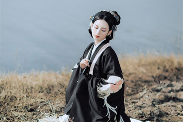 孤傲冷寂女子古風(fēng)頭像，真人女生qq頭像