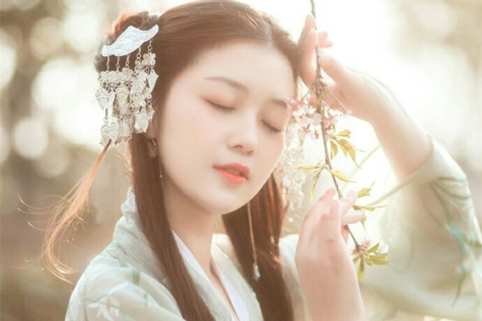 嬌俏女子古風唯美頭像，淡掃峨眉真人女生頭像