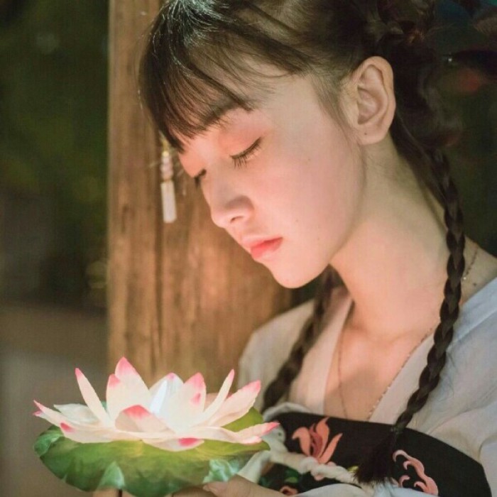 柔美女子攜燈古風(fēng)頭像，婉約中國風(fēng)微信qq頭像