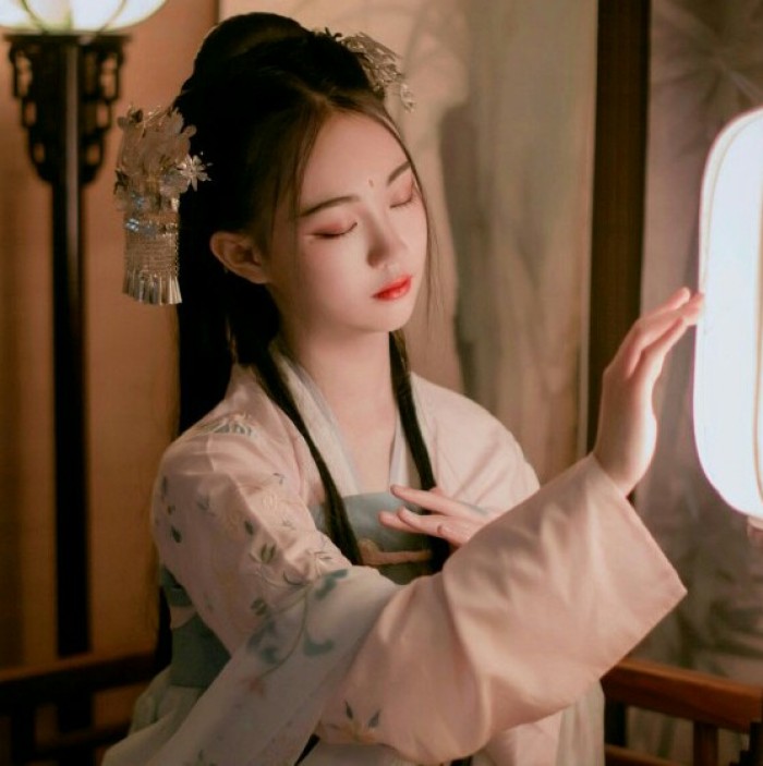 柔美女子攜燈古風(fēng)頭像，婉約中國風(fēng)微信qq頭像