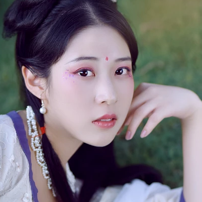 紅花綠葉帶團(tuán)扇女生頭像，唯美古風(fēng)真人頭像
