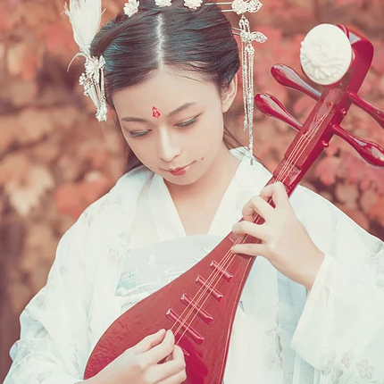 落葉意境彈琵琶女生頭像，唯美古風(fēng)真人頭像