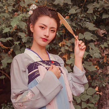 秋韻帶團扇女生頭像,唯美古風(fēng)真人頭像