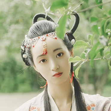 秋庭帶團扇女生頭像，唯美古風真人頭像