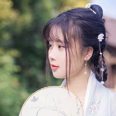 淡雅帶團(tuán)扇女生頭像，唯美古風(fēng)真人頭像