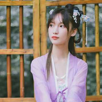 淡紫色帶團扇女子頭像，唯美古風真人頭像