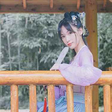 淡紫色帶團扇女子頭像，唯美古風真人頭像