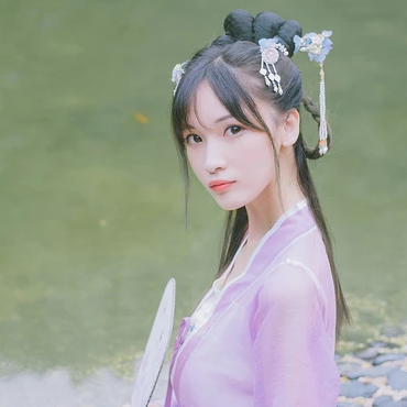 淡紫色帶團扇女子頭像，唯美古風真人頭像