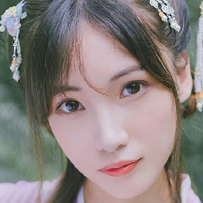 淡紫色帶團扇女子頭像，唯美古風真人頭像
