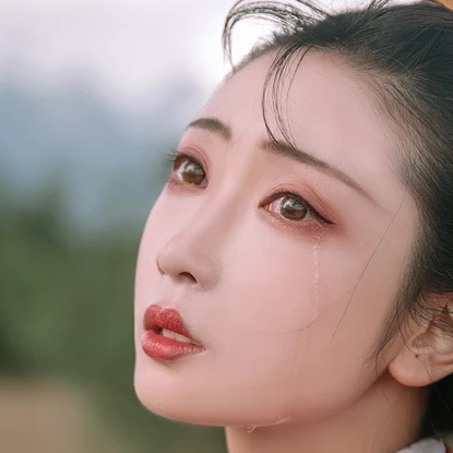 紅衣女子流淚頭像，唯美古風真人頭像