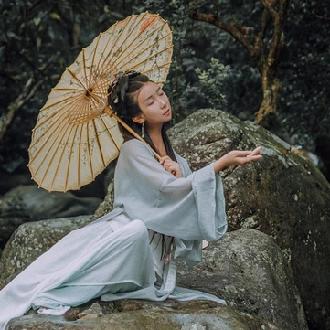 南溪山夢帶傘女生頭像，唯美古風(fēng)真人頭像