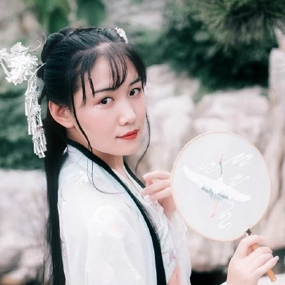 淡粉色帶團(tuán)扇女子頭像，唯美古風(fēng)真人頭像