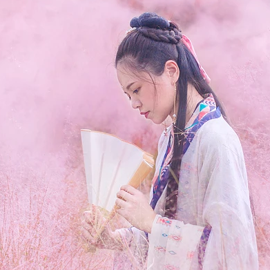 粉嫩帶折扇女生頭像，唯美古風(fēng)真人頭像