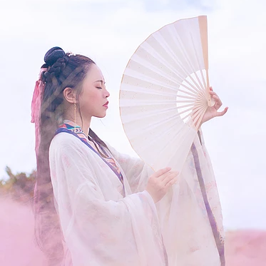 粉嫩帶折扇女生頭像，唯美古風(fēng)真人頭像